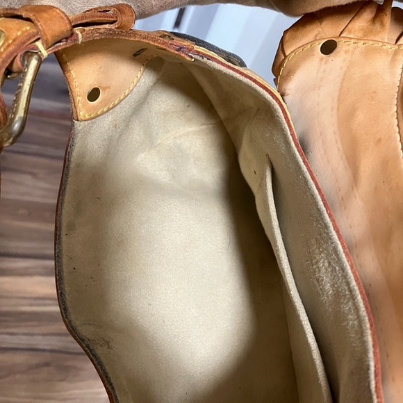 Authentic Louis Vuitton Leonor. Extra Strap Included. - Picture 6 of 10